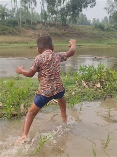 Amazing Traditional Boy Fish Catching By Hand