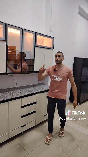 مطبخ عصري بمزايا مذهلة وسط ديكور فخم