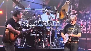 DMBanjo: Watch Béla Fleck Join Dave Matthews Band For 1st Time Since 2015