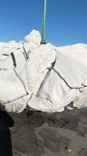 Wenn der Kran die Big Bags tanzen lässt. Zeit ist Geld! #kran #crane #baustelle #dachdecker #viral