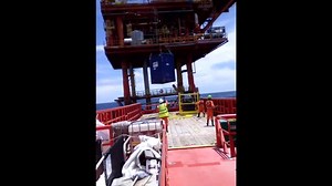 Cargo Loading in Rolling Ship | Portal Porto uma paixão