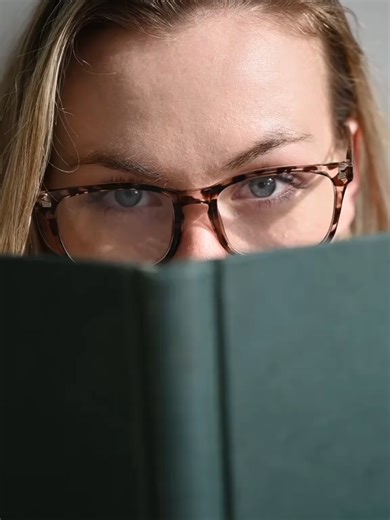 👀💥 ¿Tus ojos llegan cansados al final del día aunque no hagas “nada pesado”? No es casualidad. Pasar horas frente al celular, la computadora o la TV genera una sobrecarga visual constante que tus ojos no pueden procesar solos. Ardor, resequedad y visión borrosa son señales claras de fatiga ocular 😵‍💫. La mayoría ignora estas señales hasta que se vuelven permanentes. Apoyar tu salud visual todos los días puede marcar una gran diferencia. ✨👁️ Cuida tus ojos hoy y evita problemas mañana.