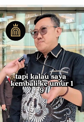 💼 Kerja itu harus serius Jangan gampang galau. Jangan cranky. Kalau mau naik jabatan? Nggak ada yang instan. 🎯 Karier & promosi Semua lewat proses kerja keras. Naik jabatan itu soal kepercayaan. Pintar tanpa dipercaya = percuma. 🤝 Ilmu vs Networking Ilmu penting. Tapi networking lebih utama. Relasi buka pintu yang nggak bisa dibuka sendirian. 🔥 Kerja keras itu apa? Bukan soal lama kerja. Tapi soal effort & totalitas energi yang lu kasih. 🎓 Pendidikan S2? Perlu. Sekarang persaingan makin ket