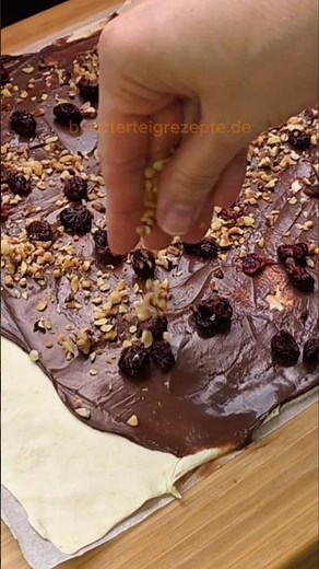 Got chocolate spread & puff pastry? Then bake this miracle RIGHT NOW! ✨🤤