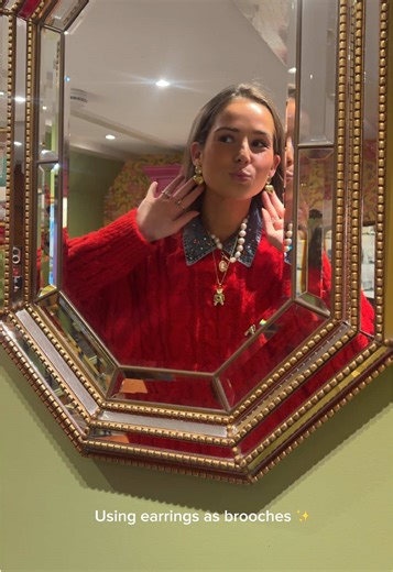 Earrings aren’t just for your ears!✨ Have you tried this already? #vintagejewelleryamsterdam #vintagejewellery