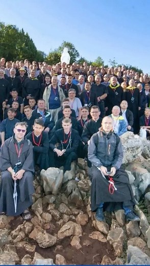 Más de 100 sacerdotes en este momento en Medjugorje, haciendo parte de este retiro tan especial. El sacerdocio es, un realidad esencial en la Iglesia, en la vida cristiana y en el escuela espiritual de la Reina de la Paz. “…Os invito a que la vida de vuestra alma sea la Eucaristía. Os invito a ser mis apóstoles de luz, que en el mundo difundiréis el amor y la misericordia…, yo le pido a mi Hijo que, a través del amor, os conceda la unión por medio de Él, la unidad entre vosotros, la unidad entre