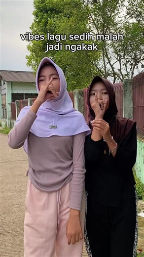 Lagu Sedih yang Mengundang Gelak Tawa