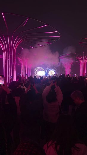 New Year’s Eve at Neon Square. An urban space filled with music, lights, and thousands of people. ✨ 🎵