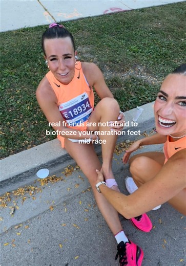 the champions of the day helping me through this @nico and @Liv Smith 🤣🥲🧡 #chicagomarathon #raceday #runner