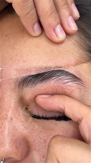 𝗟𝗔’𝘀 #𝟭 𝗟𝗶𝗽 𝗕𝗹𝘂𝘀𝗵 𝗘𝘅𝗽𝗲𝗿𝘁𝘀 | 𝗧𝗿𝗮𝗶𝗻𝗶𝗻𝗴 𝗔𝗰𝗮𝗱𝗲𝗺𝘆 on Instagram: "Have you ever wondered what threading looks like? During ✨ Brow Lamination we use a method called threading 🧵 to remove the unwanted hair for an even beautiful shape, Don’t worry- 😉 our Brow specialist has more than 16 years of shaping experience your brows are in expertise hands 🙌. 💻 Book your next Brow Slay 🔥 Check availability for Brow Lamination 📍 AsiaSalonBrows.com . . . . . . #browlamination