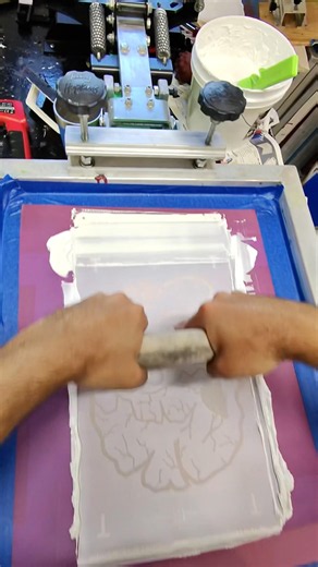 Silkscreen Printing Tshirts #screenprinting #shorts