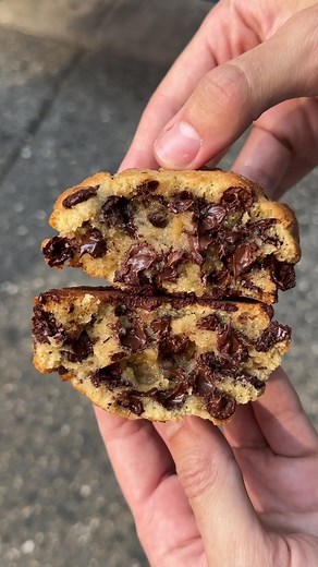 LAS MEJORES COOKIES: Recreamos las clásicas de Levain Bakery 🍪🥰 • Hace un tiempo estuve en Nueva York y probé estas cookies en Levain que realmente me encantaron! Yo soy más de este estilo de cookies que de las más finitas y crocantes, así que si son como yo, estas les van a encantar 🫶 Lo que sí, la receta es una auténtica bomba, pero la verdad es que salen muy muy parecidas! Las pueden hacer más chicas si quieren también para que rinda más. En esta receta salen 8/10 de 150/170gr aprox 💣 • �