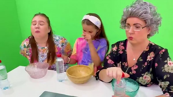 Try Not to LAUGH (Water challenge with Ruby and Bonnie)