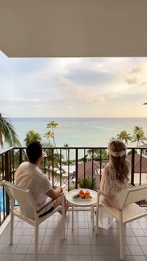 When their love language is making memories in paradise ❤️🌺 >> This Valentine's Day, we invite you to create memories that will last a lifetime like: 🍽️ Enjoying a romantic meal for two curated by our chefs and their culinary teams at La Mer, Orchids and House Without A Key. 🌿 Indulging in a couples massage called the Halekulani Bliss ft. 90 minutes of relaxation combining Lomi Lomi with warm stones and a choice of our Maile scented oil or Passionfruit Oil. (Valid from February 1 – 24) 🌹 Sur