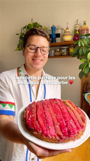 Gâteau Renversé Fraise Rhubarbe Moelleux et Facile 🍓 | Recette Facile Goûter Rhubarbe Caramélisée