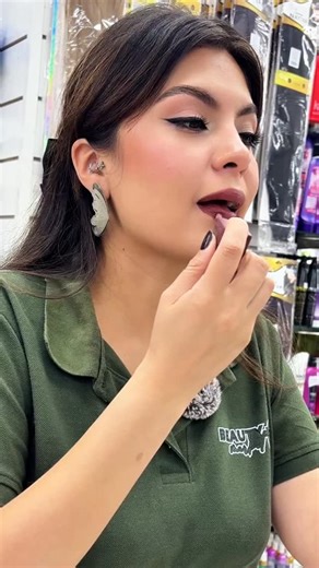 ✨ Descubre el poder de la Teddy Tint de Maybelline 💋. Obtén 12 horas de color ligero, labios suaves y cero preocupaciones por transferencias. 👉 Escríbenos y te ayudamos a elegir tu tono ideal . • • • #labialdelargaduración #tintasdelabios💋 #tintasparamejillas #MaquillajeViral #tonosdelabiales #maquillajeentendencia #labiosirresistibles #labialesqueduran | Beauty Market