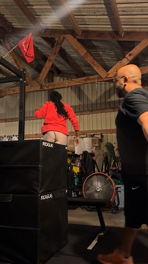 Tiana coming in HOT!! Freshman lady bulldog, Tiana Wilson, smashing a new box jump PR at 44 inches. She saved her best attempt for the video. She had a few attempts at 45 inches and cleared her feet a few times, just couldn’t finish it. I told her that if she sticks with it, we’ll have her at 50 by end of summer! | Joaquín Soto