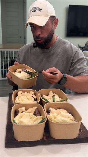 Ryan Rubio on Instagram: "Makes 5 Hot Honey Steak & Mash Bowls ⬇️ Comment COOKBOOK and I’ll drop you a deal today ✅ 648 calories each 62g protein • 42g carbs • 25g fat Ingredients ➡️ 900 g top sirloin steak 224 g Idahoan Buttery Homestyle instant mashed potatoes (dry) 40 g fresh parmesan cheese 100 g Fage 0% Greek yogurt 10 g honey mustard 20 g hot honey 22 g whipped cream cheese 500 g green beans (steamed or roasted) Salt, pepper, garlic powder, onion powder (to taste) Olive oil spray (for cook