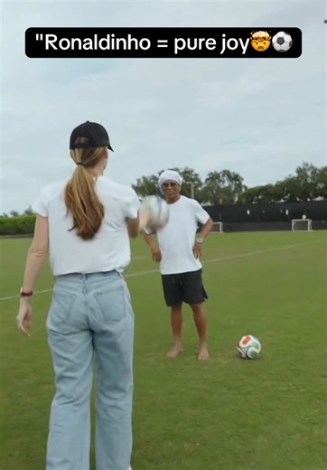 Ronaldinho = pure 🤩 #ronaldinho #legend #Football #skills #brazil @Ronaldinho