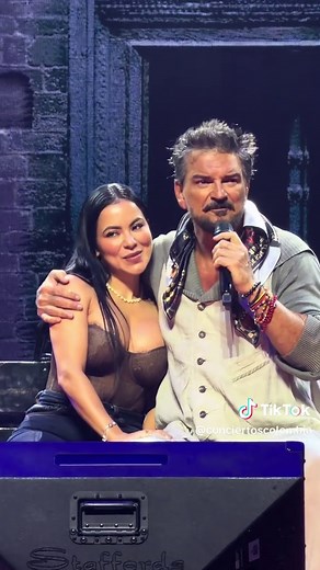Ricardo Arjona canta 'Señora de las cuatro décadas' y sube a fan en Bogotá
