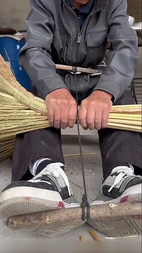 So Strong, Tight, and Simple — A Traditional Craftsman’s Trick to Tie a Broom!