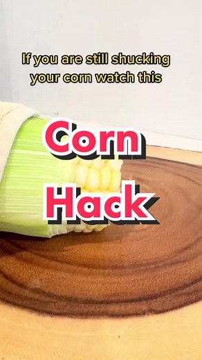 This hack will save you so much time! No more peeling /shucking your corn- its so simple and cookes it too! #cornhack #shuckingcorn #cornoncobchallenge #corntrenddddd
