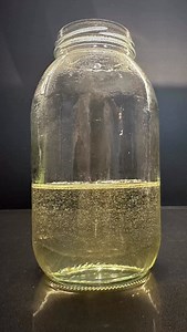 Hoy te muestro cómo hacer azúcar invertido en casa. En otro video te conté qué es y para qué sirve. Hoy, lo vas a preparar tú misma/o… con lo que ya tienes en casa. Receta de azúcar invertido casero: – 700 g de azúcar – 300 g de agua – 30 g de jugo de limón o 5 g de ácido cítrico – 6 g de bicarbonato de sodio 👀 Lo que la receta no dice: ✍️Esta versión es más acuosa que la comercial, por eso siempre la guardo en refrigeración. ✍🏻Prefiero ácido cítrico: más preciso que el limón, más intenso y me