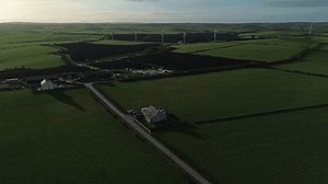 Installation d'énergie solaire et éoliennes aérienne : vidéo de stock (100 % libre de droit) 3981438945 | Shutterstock