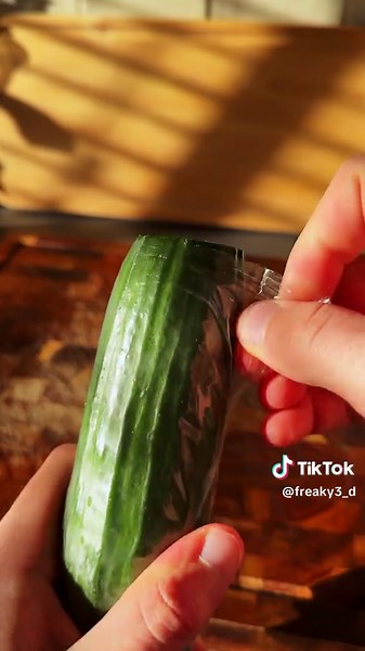 Satisfying Wavy Cucumber Cutter 🥒 #kitchenasmr #kitchenhacks #3dprinting