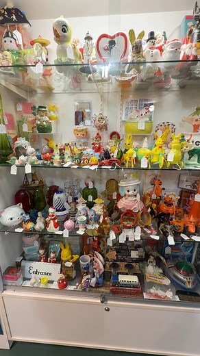 5K views · 80 reactions | Oh my vintage overload… someone gets to those sales early. Amazing hard to find pieces all in one place for your viewing (or buying) pleasure. #antiques #boothrental #retro #vintagestyle #vintage | Gingerchickrehab | Facebook