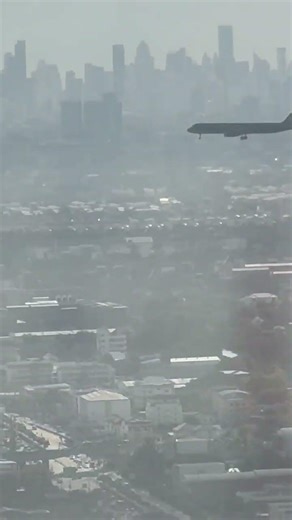 I was just relaxing, when I looked out and saw this! 😱✈️ #luxurytravel #emirates