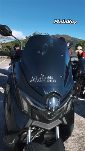 MotoBuy 摩托買 on Instagram: "今天帶著大家一起把2025 全新 NMAX 騎上山海線。 在緩緩爬坡、急彎切線、以及沿途微風的陪伴下， 每位試乘車主都用最真實的方式告訴我們—— 原來舒適、穩定、好操控，是一上車就能感受到的事情。 「油門很線性」、「彎道很好抓」、「坐起來比想像更輕鬆」 這些不是廣告詞，而是第一線車主的使用心得。 山海輕旅行，不只是景色好看，更重要的是—— 找到一台能陪您去更遠的車。 Event : @yamahamotortw #YAMAHA #NMAX #YECVT #MAX山海輕旅行 #MotoBuy試乘"