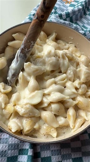 20 minute, copycat Panera mac and cheese recipe! This is INCREDIBLE and SO EASY! RECIPE: https://cookiesandcups.com/panera-mac-and-cheese/ | cookies and cups