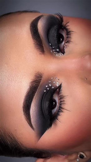 Maquíllate, fácil ✨Maquillaje ahumado, Negro con piedras🖤 ##makeuptutorial##makeup##ahumado##maquillajefacil##makeupideas