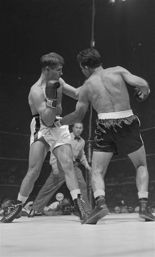 July 12, 1950 – Madison Square Garden. Jake LaMotta defended his middleweight title against Tiberio Mitri. Mitri brought speed and style, but LaMotta’s relentless pressure and inside warfare secured a hard-fought 15-round decision. Technique met toughness and toughness prevailed. #JakeLaMotta | Jake LaMotta