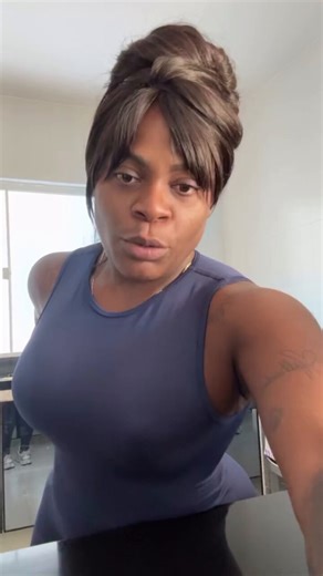 Essa trans aí vai acabar arrumando uma violência pra si e ainda vão por na conta da transfobia O conteúdo dessa pessoa é um lixo completo Pior ainda é os vídeos eua indo en favela dar chocolate e fechar vidro de carro etc etc, pqpQuem assiste isso tem demência