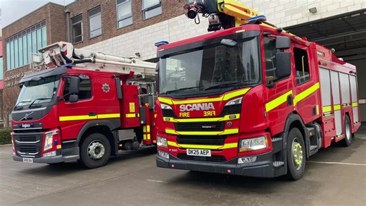 Southport giving a light demo with all the pumps and the CPL in front of the fire station #bluelights #Fire ##FYP #merseysidefireandrescue #firefighter @L.Merseysidebluelights.10 @Merseysidebluelightspotter @𝒻𝓇𝑒𝓎𝒶 𝜗𝜚₊˚ @Jacob Gary