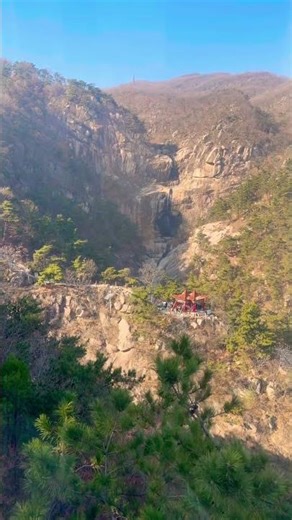 Riding the Cable Car Into the Deep Mountains, Discovering New Scener