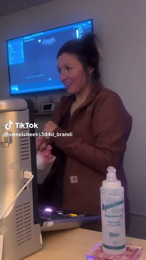 If you had a gender reveal ultrasound, what would you prefer? Find out right away? Or Have your tech write it down and place in an envelope for you to open later? I would want to know NOW. 😂🤪👏🏼