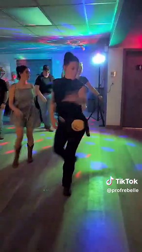 @Miranda Lambert Song🎶 Ain’t in Kansas anymore Dance : A Rattlesnake kiss #countrylinedancing #linedance #dance #linedancersoftiktok #linedancing