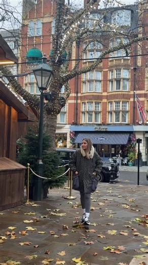 Capsule Store on Instagram: "Ma parka fétiche et les moufles Carbone, le tout signé Bellerose ! Testés par grand froid… Je vous les recommande : c’est stylé, chaud et ultra confortable #capsulestore #marseille #trend #shopping #look #outfit #video"