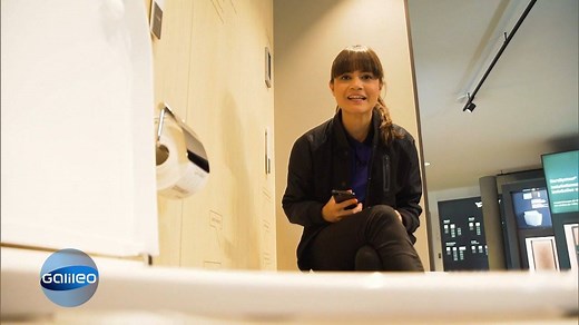 Eine Dusche mit Spracherkennung, ein Ganzkörperföhn statt Handtuch oder eine App-gesteuerte Toilette. #Galileo-Reporterin Claire Oelkers testet das Bad der Zukunft. #watch | Galileo