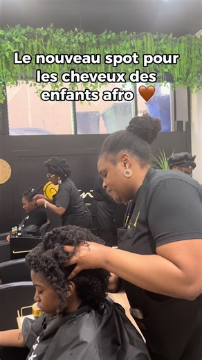 À Espace Afro Pro, nous prenons soin des cheveux des enfants avec douceur, patience et expertise. Parce que les cheveux afro des plus petits méritent attention, protection et amour. Un endroit où vos enfants sont entre de bonnes mains et en toute sécurité ✨ 📍 9820 rue Meilleur 🔗 Réservez votre rendez-vous via le lien en bio #afropromontreal #canada_life🇨🇦 #salondecoiffuremontreal #cheveuxafro #salonmontreal