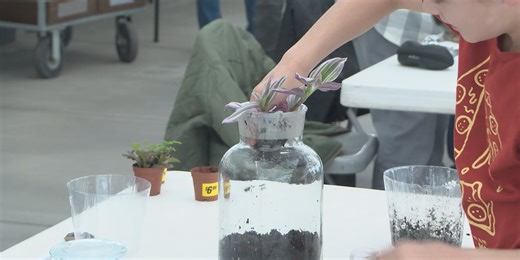 Kearney terrarium workshop helps residents escape winter cold