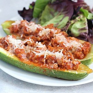 Healthy turkey zucchini boats that consist of 5 ingredients? Is this real life? Yes, yes it is. This dinner is comforting and so simple to make. Low-carb, paleo-friendly (just skip the cheese) and gluten-free. https://www.eatingbirdfood.com/5-ingredient-turkey-zucchini-boats/ | Eating Bird Food