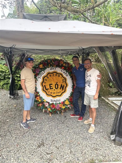 Experience a real Colombian coffee farm ☕🇨🇴 Join our Coffee Tour in Medellín. #medellin #medellincolombia #coffeetour #colombiancoffee