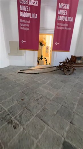 These bee carts were designed for the most stable ride for the bees and were the beginnings of “commercial beekeeping” to move bees for pollination and catching particular nectar flows. I believe an ox was tied to the flat for transport. There’s way more information about it given at the Beekeeping Museum in Radovljica, Slovenia. I highly recommend planning to visit this adorable town and amazing museum. #radovljica #slovenia #beekeepingmuseum #bees #beekeeping #commercialbeekeping #lovebees #ho