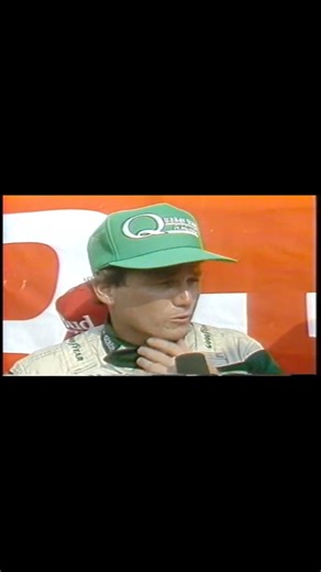 In 1988 at Watkins Glen, Ricky Rudd delivered one of the toughest drives of his career. With Rusty Wallace charging hard in the closing laps, Rudd stayed smooth, hit his marks, and refused to give an inch on NASCAR’s most demanding road course. No cautions. No mistakes. Just pure pressure — and a win earned the hard way. #RickyRudd #RustyWallace #WatkinsGlen #NASCAR #NASCARHistory #NASCARClassic #1988NASCAR #RoadCourseRacing #StockCarRacing #ThrowbackNASCAR #CupSeries #NASCARLegends #OldSchoolNA