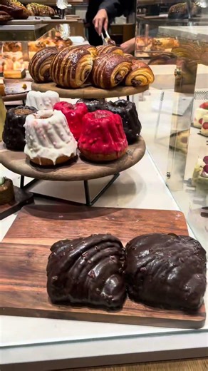 Un pedacito de Francia en cada bocado 🇫🇷🥐✨ #ReposteríaFrancesa #Foodie #Paris #rudolph_murasaki