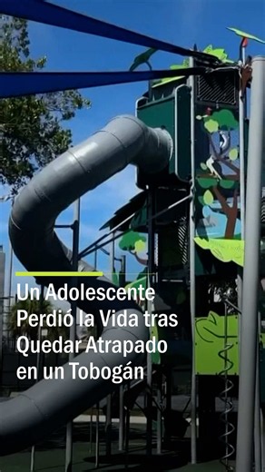 “Él solo quería jugar y el jugar le llevó a la muerte a mi hijo”, compartió en entrevista Estefanía Valladares, mamá de Olvin, quien fue encontrado atrapado en un tobogán en un parque de diversiones en Miami. El 25 de septiembre Olvin no llegó a la escuela, su mamá piensa que en el camino se desvió, se subió a un tobogán y su camiseta se atoró en uno de los tornillos y se ahorcó con su propia ropa. Se desconoce el tiempo que pasó ahí atrapado, un papá, que llegó con sus hijos al parque, fue el q